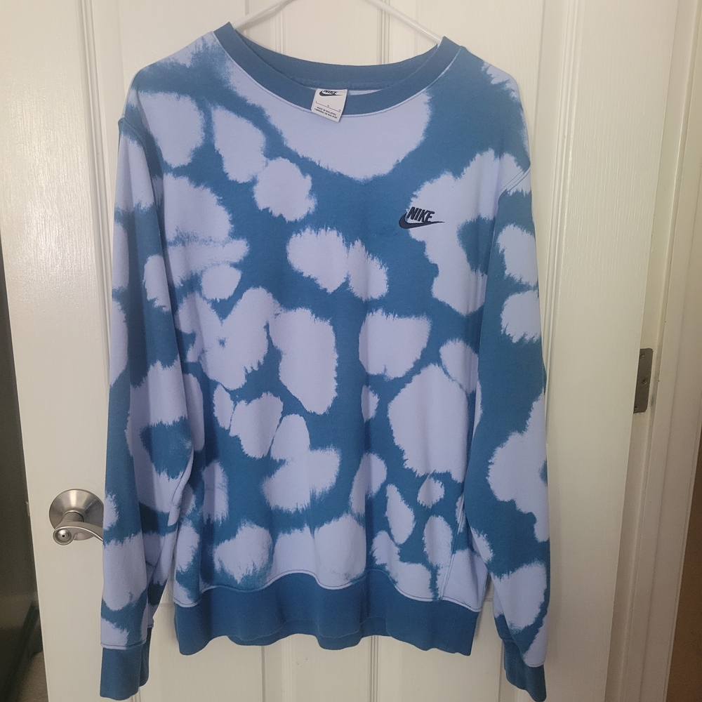 Nike Women's Blue and White Patterned Sweater
